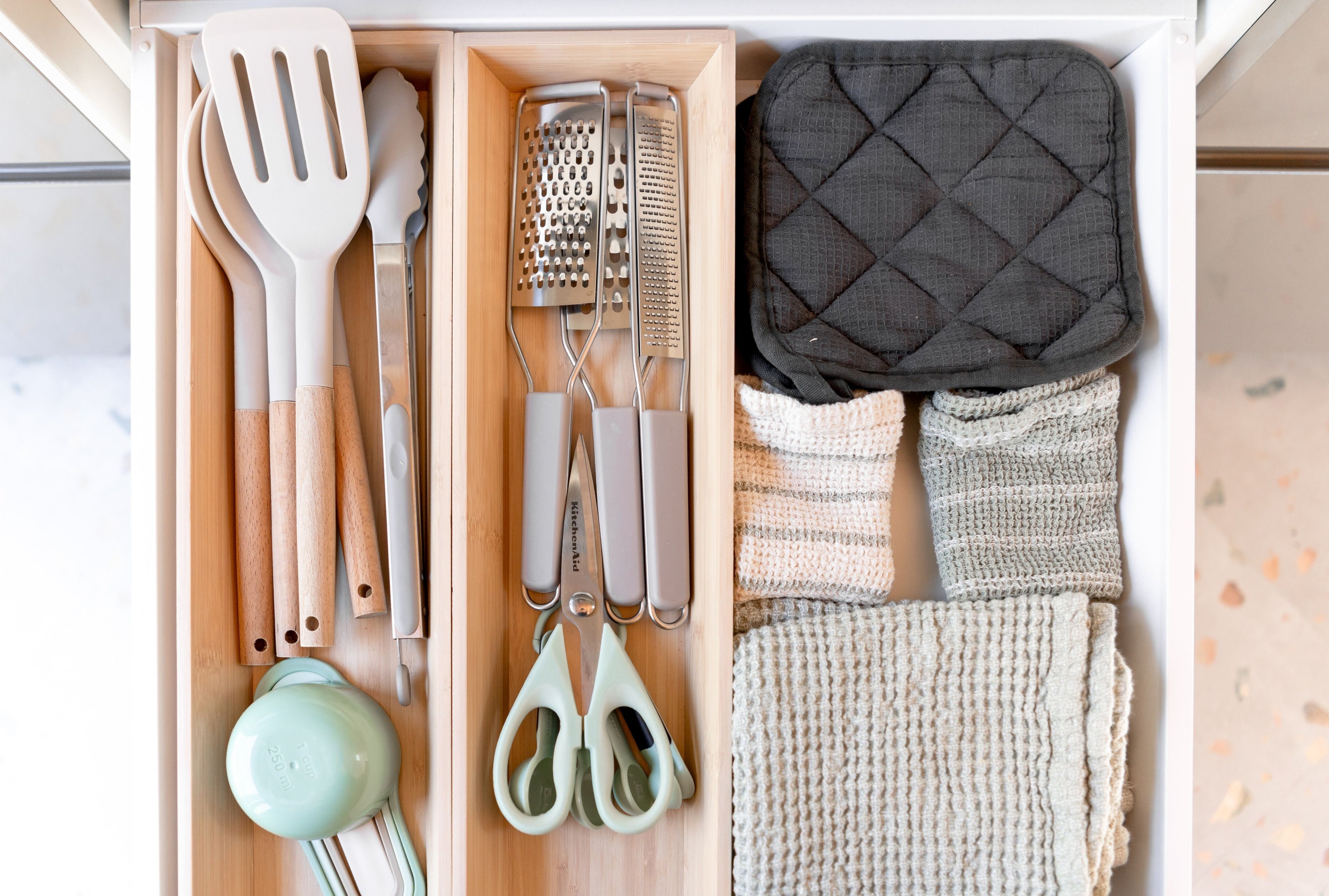 Organizzare i cassetti della cucina: guida pratica con prodotti consigliati