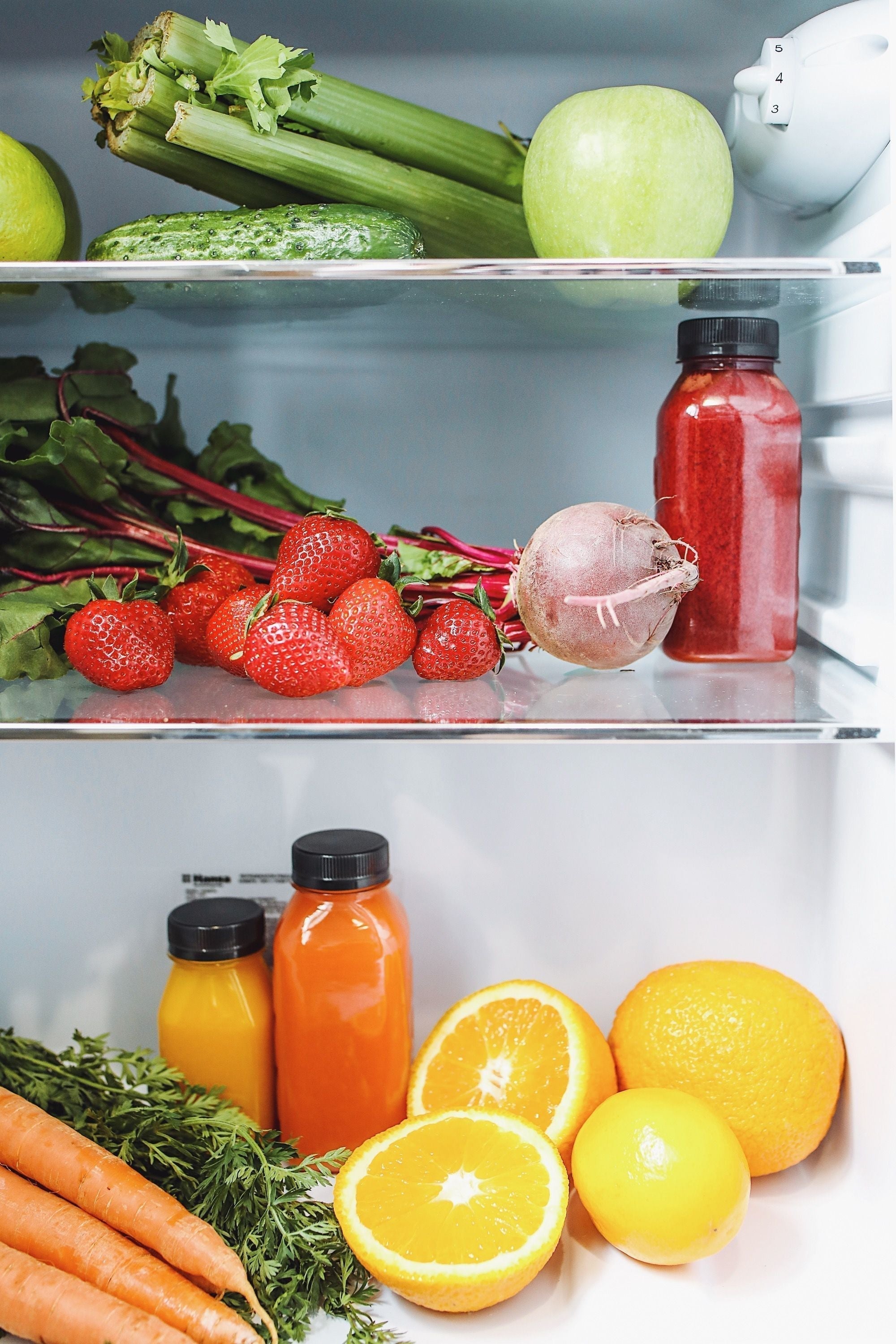 Frutta che marcisce in due giorni? Come organizzare il frigo per ridurre gli sprechi (e renderlo bellissimo)
